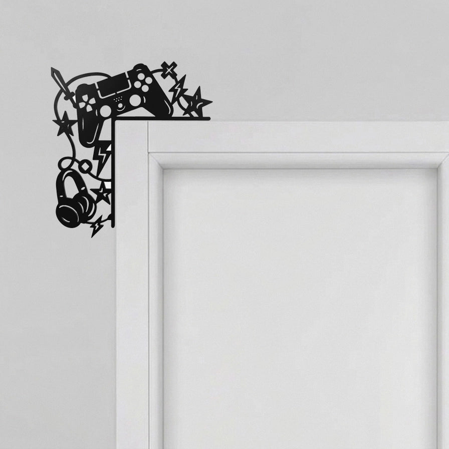 Corner Decorativo Puerta con diseño de mando y auriculares gaming instalado en una esquina de habitación juvenil blanca.