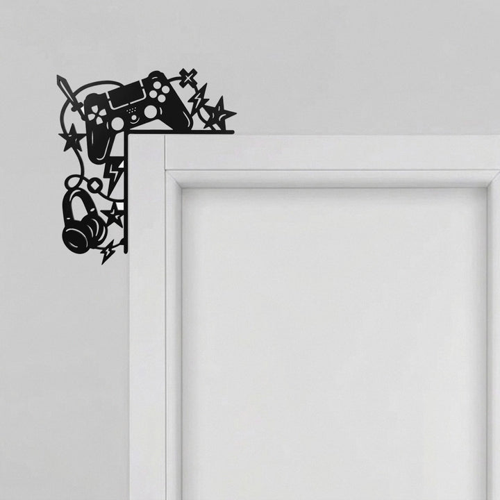 Dekorative Tür-Ecke mit Controller- und Gaming-Headset-Design, installiert in einer weißen Jugendzimmer-Ecke.