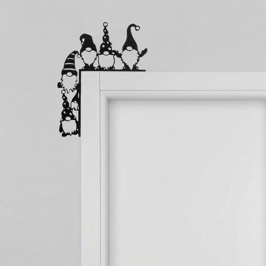 Corner Decorativo Puerta con silueta de cinco gnomos folclóricos instalado en la esquina superior de un marco de puerta blanco.