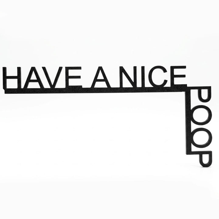 Detail der minimalistischen Typografie und des seidenmatten Finishs der Tür-Eckendekoration.