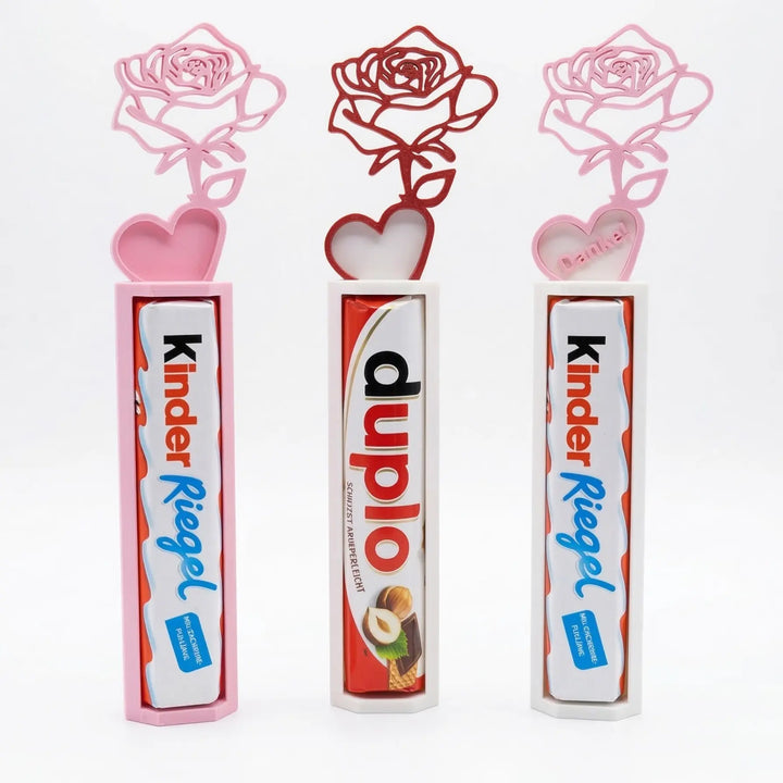 Nahaufnahme der durchbrochenen Rose und des Herzens mit individueller Gravur, die die Präzision des satinierten Polymers zeigt