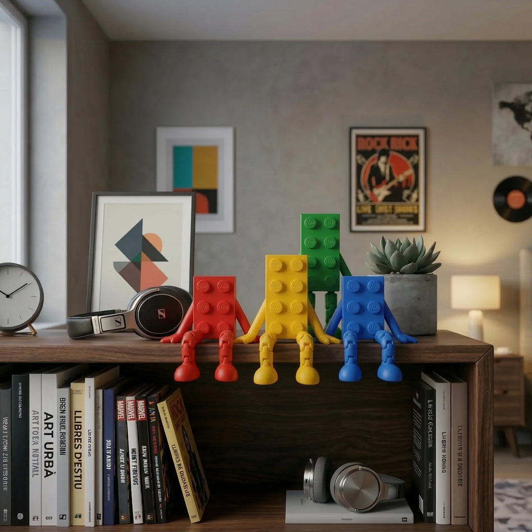 Figura de diseño articulada Brick 4x2 en polímero amarillo satinado sentada en una estantería de diseño contemporáneo.