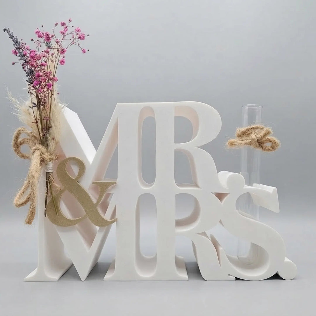 Detail van de matte afwerking en het &amp; symbool in gouden contrast van het gepersonaliseerde Mr &amp; Mrs sculptuur.