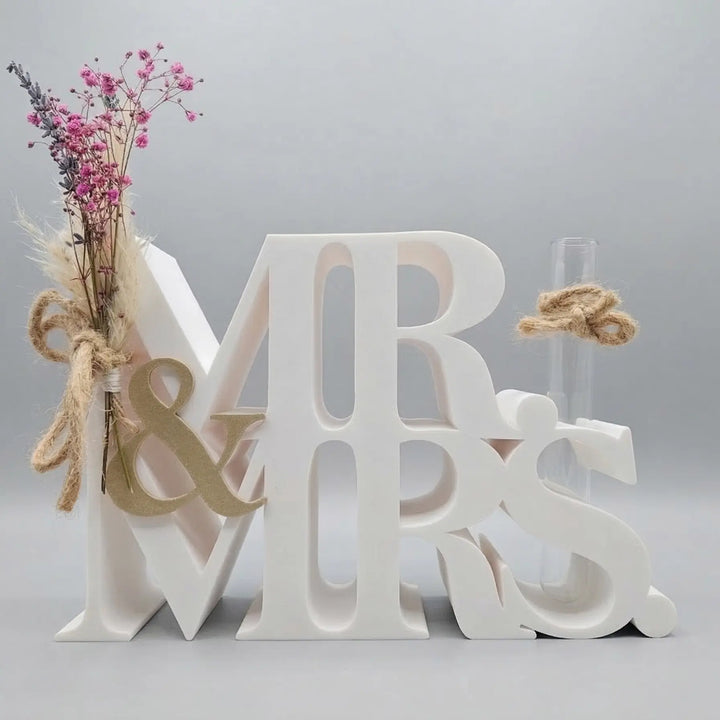 Detail van de matte afwerking en het &amp; symbool in gouden contrast van het gepersonaliseerde Mr &amp; Mrs sculptuur.