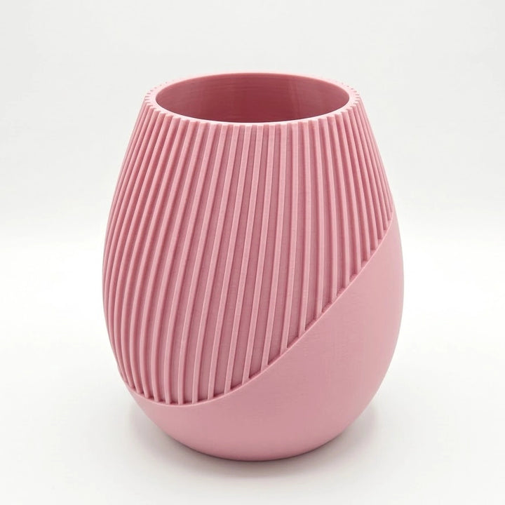 Nahaufnahme der präzisen vertikalen Riffelung und des sanften Übergangs der Vase in mattem Rosa-Finish.