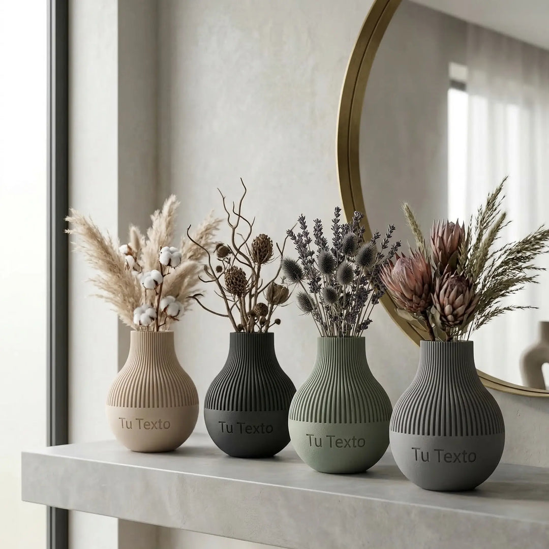 Gepersonaliseerde bolle geribbelde designvazen met naam in aard tinten, matte afwerking voor premium interieurdesign.