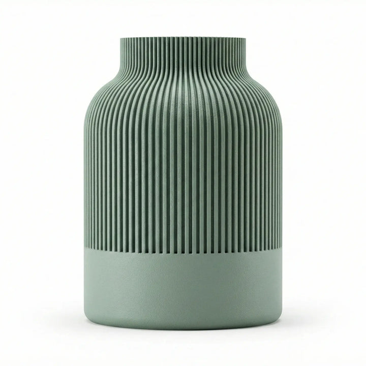 Primer plano de jarrón estilo Japandi color verde salvia con textura estriada vertical y base lisa mate.