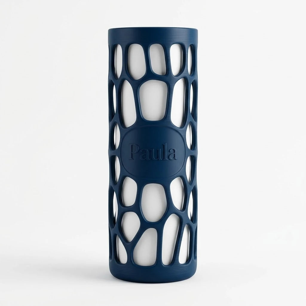 Jarrón Voronoi Celda con Nombre: piel calada navy sobre vaso interior blanco con el nombre Paula en una celda