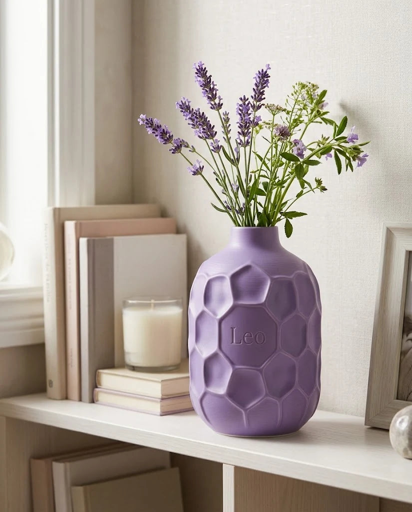 Jarrón Voronoi Relieve con Nombre lila con lavanda y flores silvestres sobre estantería blanca de dormitorio