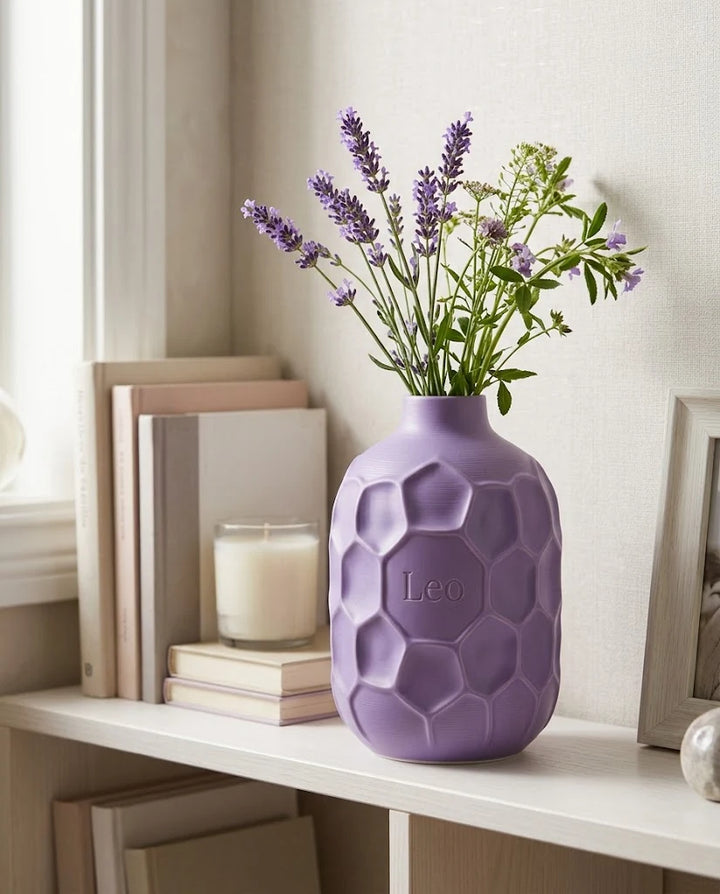 Jarrón Voronoi Relieve con Nombre lila con lavanda y flores silvestres sobre estantería blanca de dormitorio