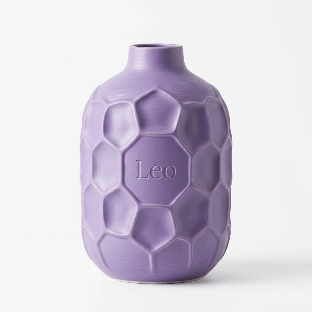 Jarrón Voronoi Relieve con Nombre: botella color lila con nervaduras de panal y el nombre Leo en una celda lisa