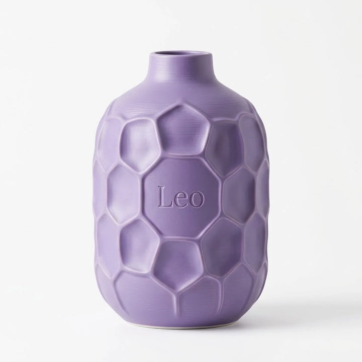 Jarrón Voronoi Relieve con Nombre: botella color lila con nervaduras de panal y el nombre Leo en una celda lisa