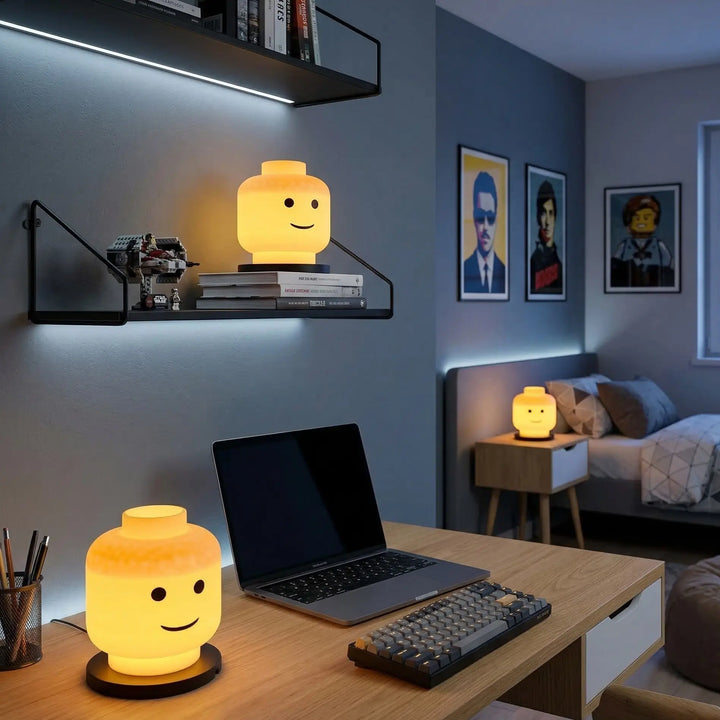 Klassische Tischlampe aus bernsteinfarbenem Polymer auf modernem Holzschreibtisch.