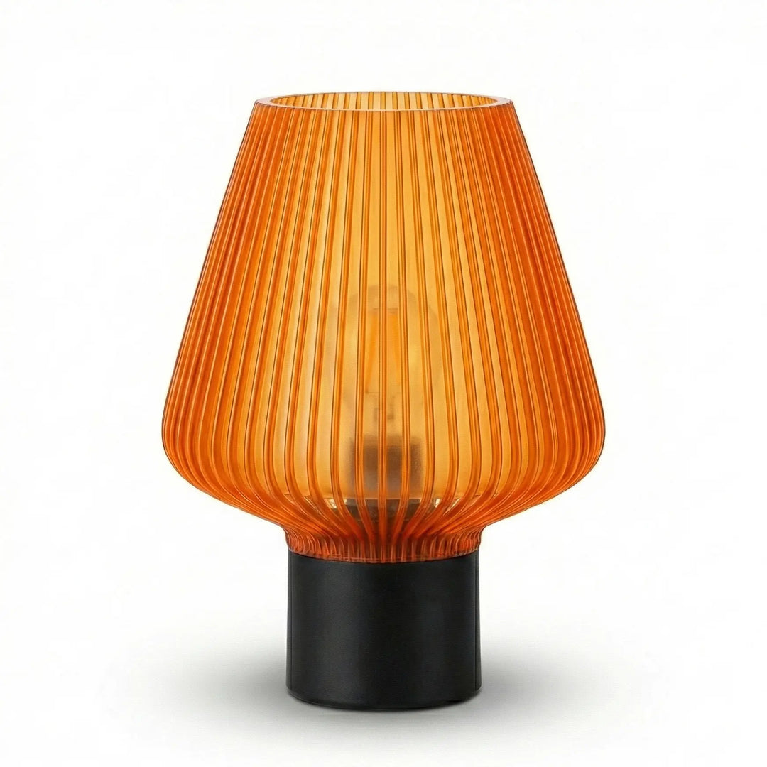 Lámpara de mesa moderna con pantalla plisada blanca y base cilíndrica amarilla sobre encimera de cocina.