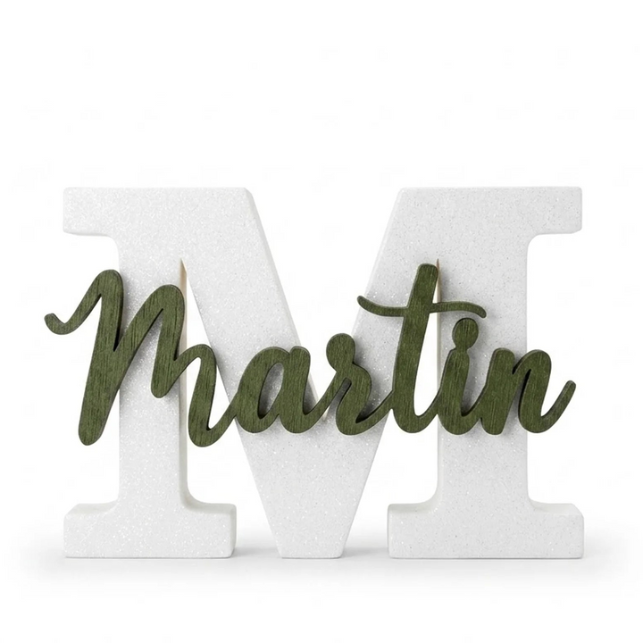 Marcasitios imán de nevera personalizado letra serif M blanca con nombre Martin en script verde oliva sobre fondo blanco