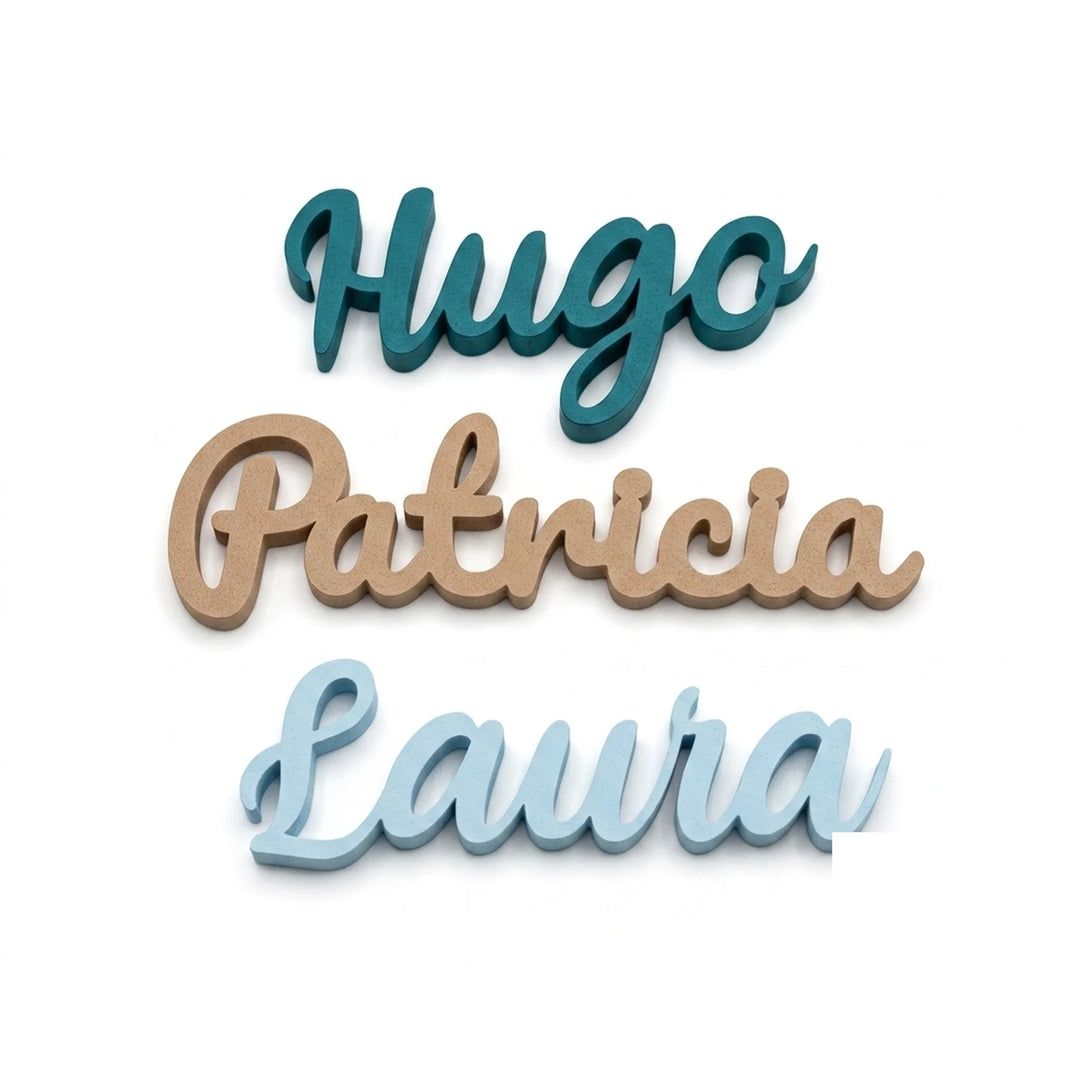 Marcasitios de nombre en caligrafía script Hugo en azul, Patricia en caramel y Laura en azul claro sobre fondo blanco