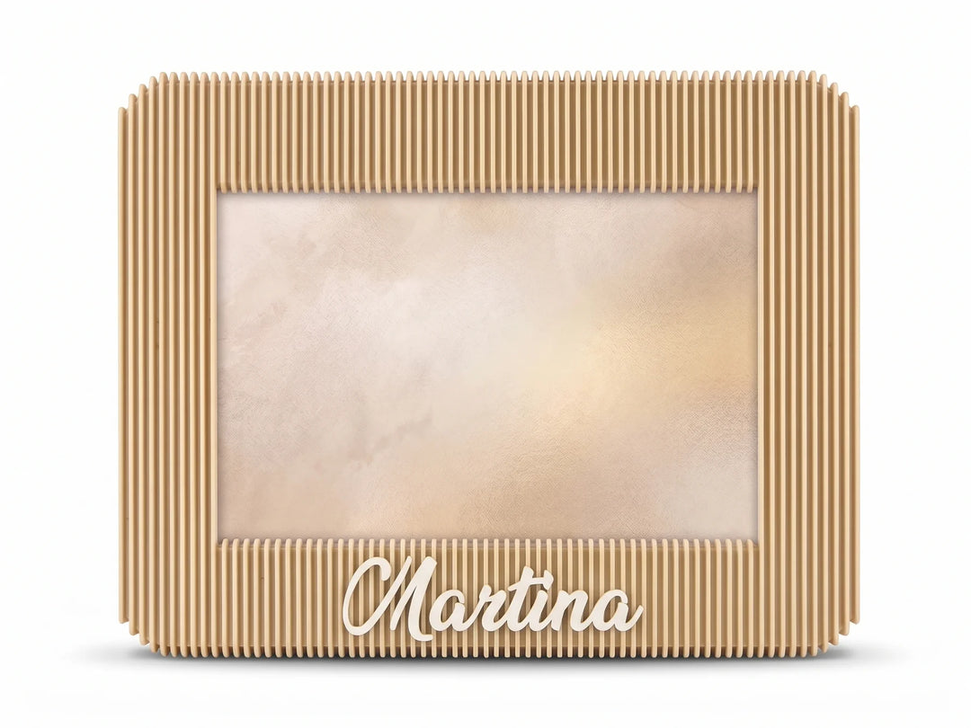 Marco de fotos personalizado acanalado con el nombre Martina en blanco, vista frontal