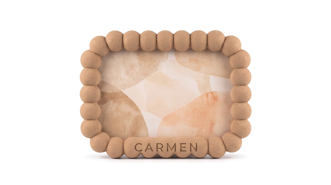 Marco de fotos de bolas personalizado con el nombre Carmen grabado, vista frontal