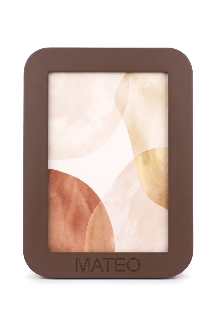 Marco de fotos personalizado de esquinas redondeadas con el nombre Mateo grabado, vista frontal