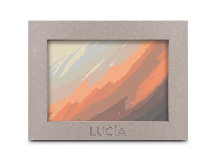 Marco de fotos recto personalizado con textura fina y el nombre Lucía grabado, vista frontal