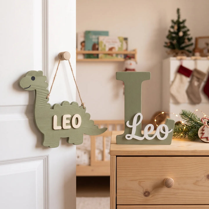 Placa de puerta y letra con nombre en una habitación infantil