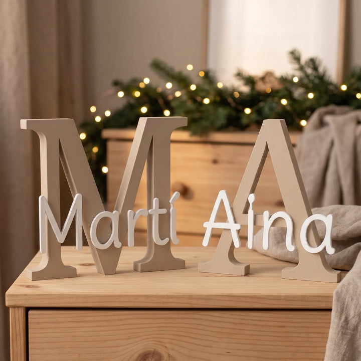 Dos letras con nombre sobre una cómoda en Navidad