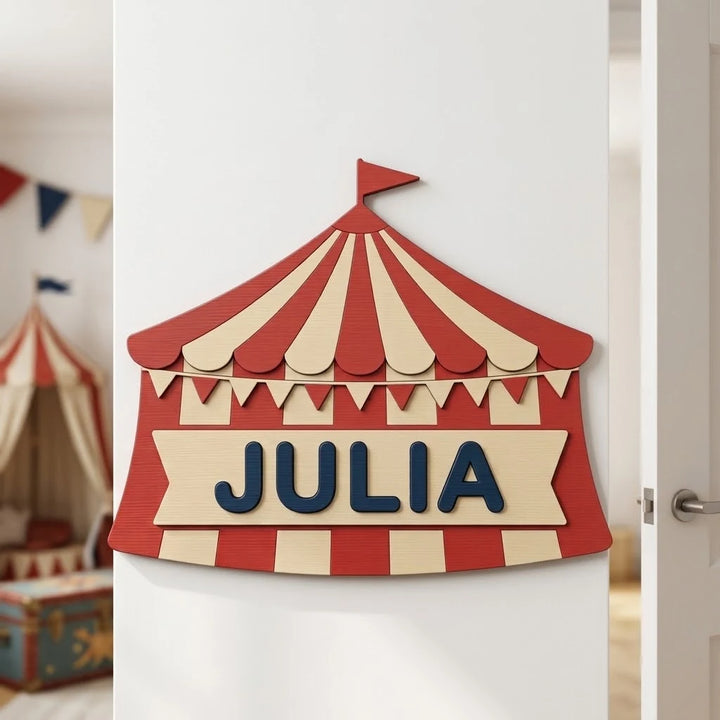 Placa con nombre para puerta infantil Carpa de circo con el nombre Julia pegada en la puerta de la habitación