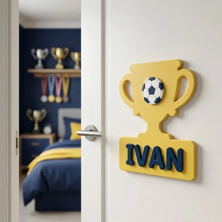 Targa con nome per porta della cameretta: Coppa del campione, con il nome Ivan attaccata alla porta