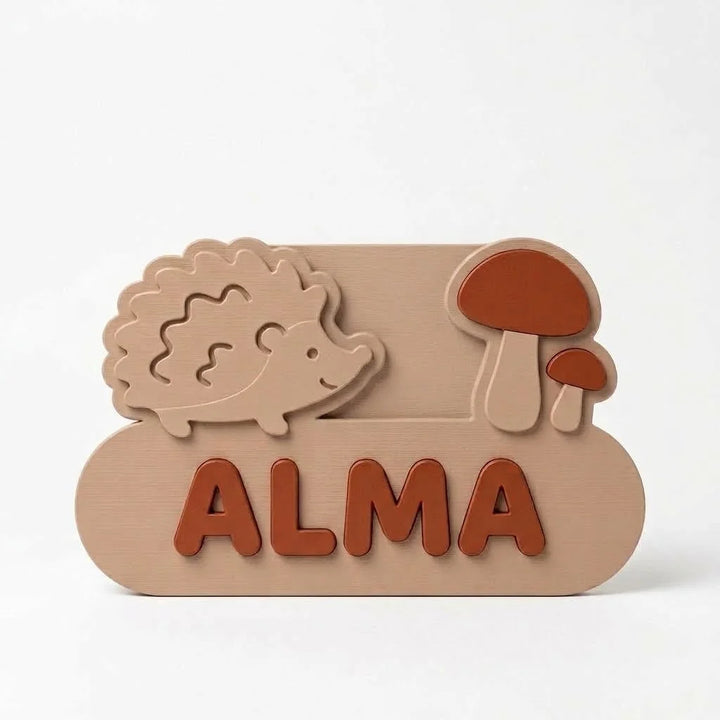 Placa con nombre para puerta infantil Erizo y setas con el nombre Alma en relieve