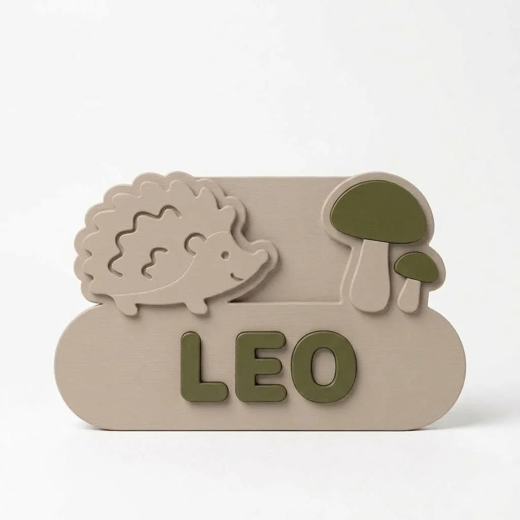 Placa de puerta infantil Erizo con el nombre Leo, fijada con adhesivo por detrás