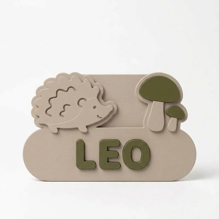 Placa de puerta infantil Erizo con el nombre Leo, fijada con adhesivo por detrás