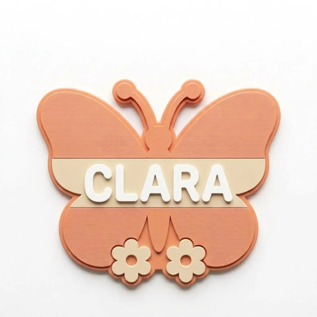 Placa de puerta infantil Mariposa con el nombre Clara, fijada con adhesivo por detrás