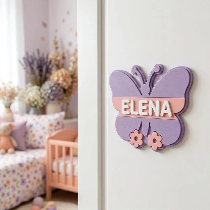 Placa con nombre para puerta infantil Mariposa y flores con el nombre Elena pegada en la puerta de la habitación