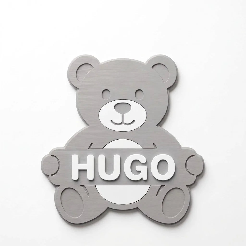 Plaque de porte enfant Ourson avec le prénom Hugo, fixée par adhésif au dos