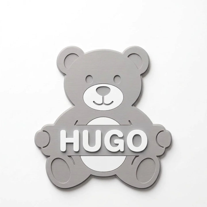 Plaque de porte enfant Ourson avec le prénom Hugo, fixée par adhésif au dos