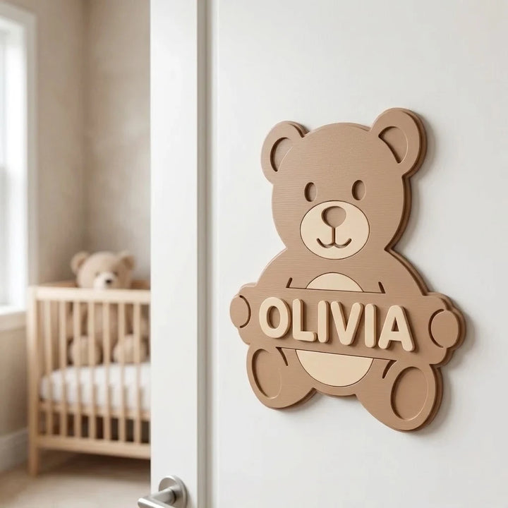Plaque de porte chambre enfant Ourson avec le prénom Olivia collée sur la porte de la chambre