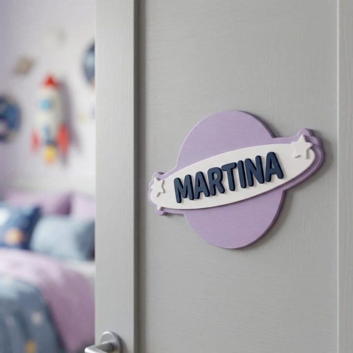 Türschild Kinderzimmer mit Namen, Motiv Ringplanet, mit dem Namen Martina an der Zimmertür befestigt