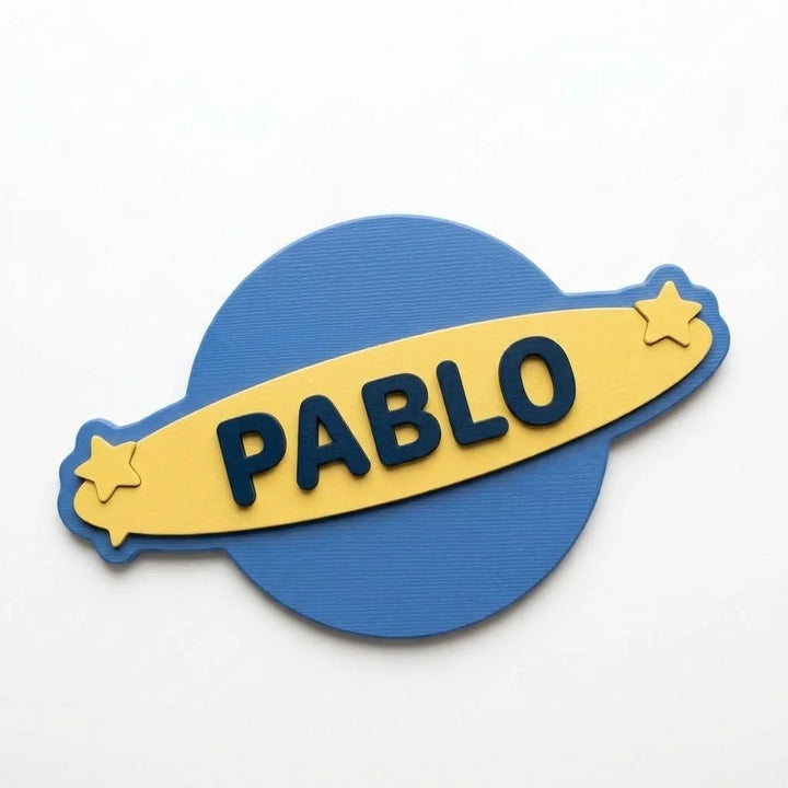 Kindertürschild Planet mit dem Namen Pablo, rückseitig mit Klebeband befestigt