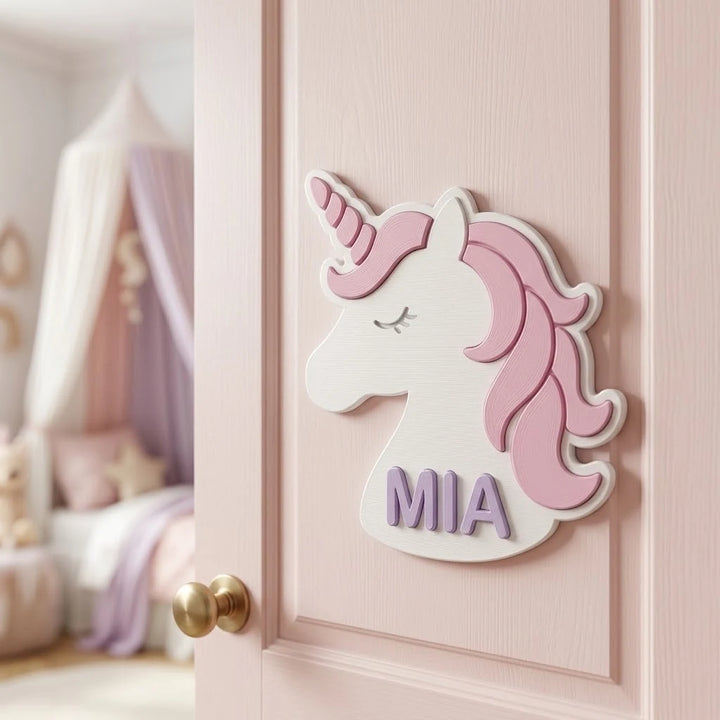 Türschild Kinderzimmer mit Namen, Motiv Einhorn, mit dem Namen Mia an der Zimmertür befestigt